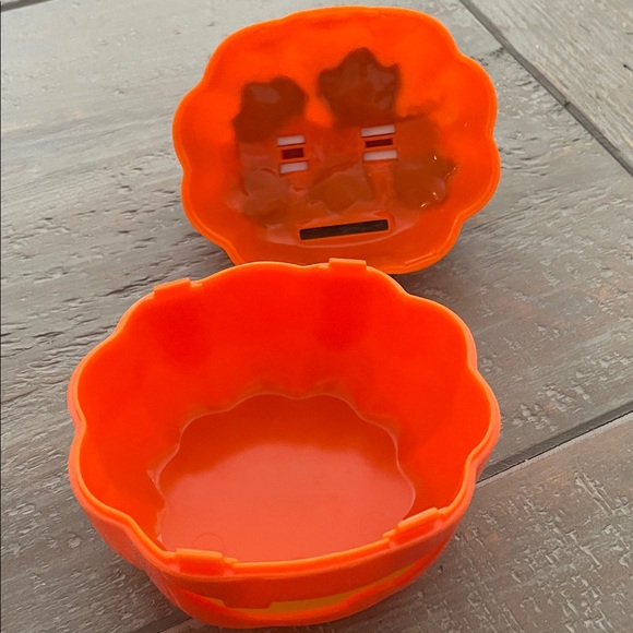 Vintage Snoopy & Woodstock Whitman's Candies Halloween Plastic Pumpkin Coin Bank - Picture 8 of 8